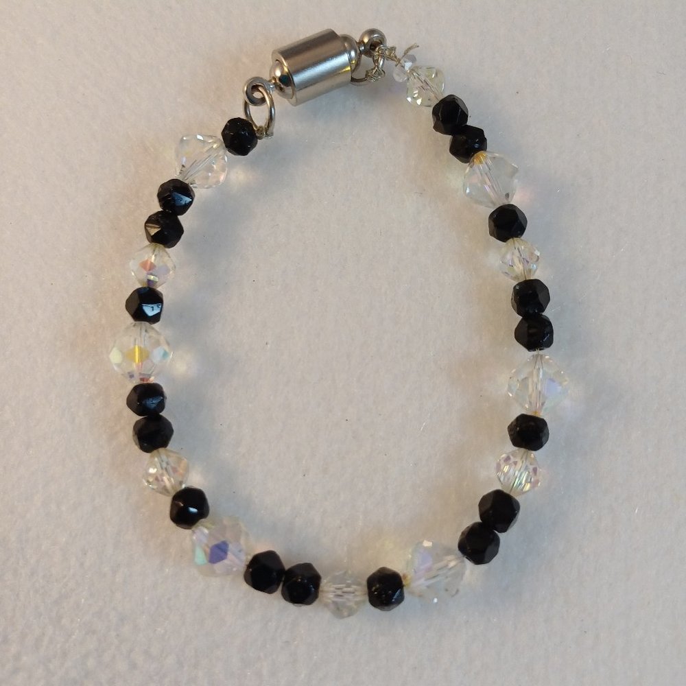 EUC Black & Clear Beaded Bracelet with Silvery Clasp 7"